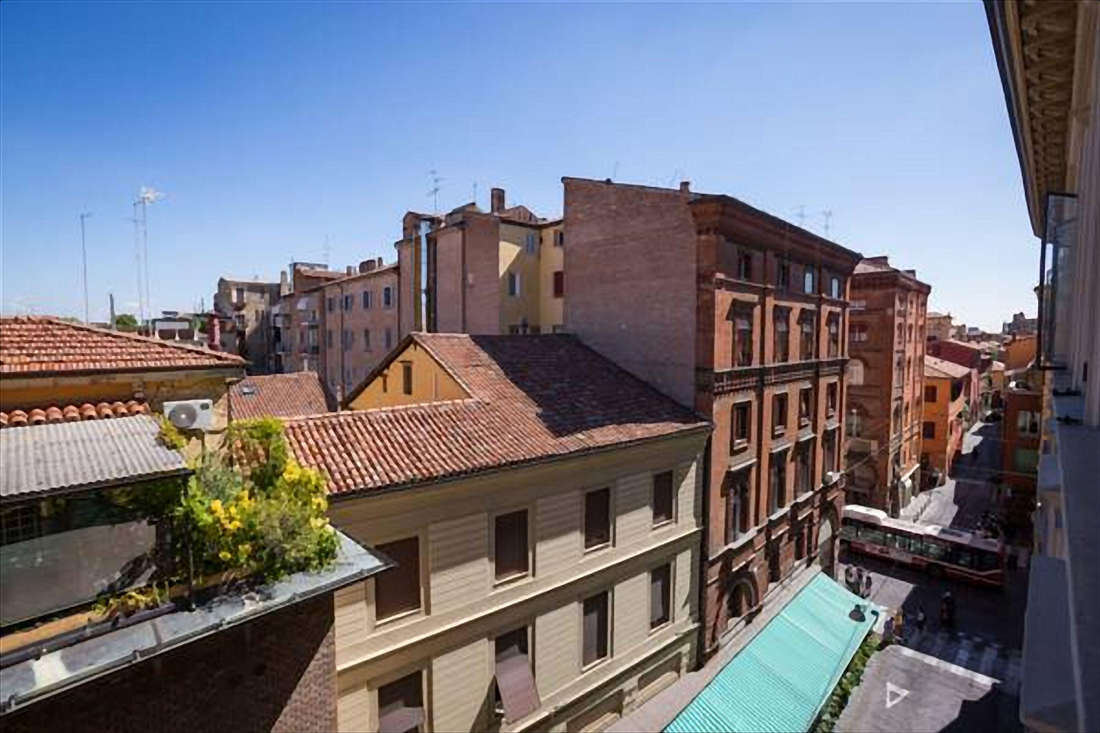 Guesthost - Skyline Central Apartment, Bologna